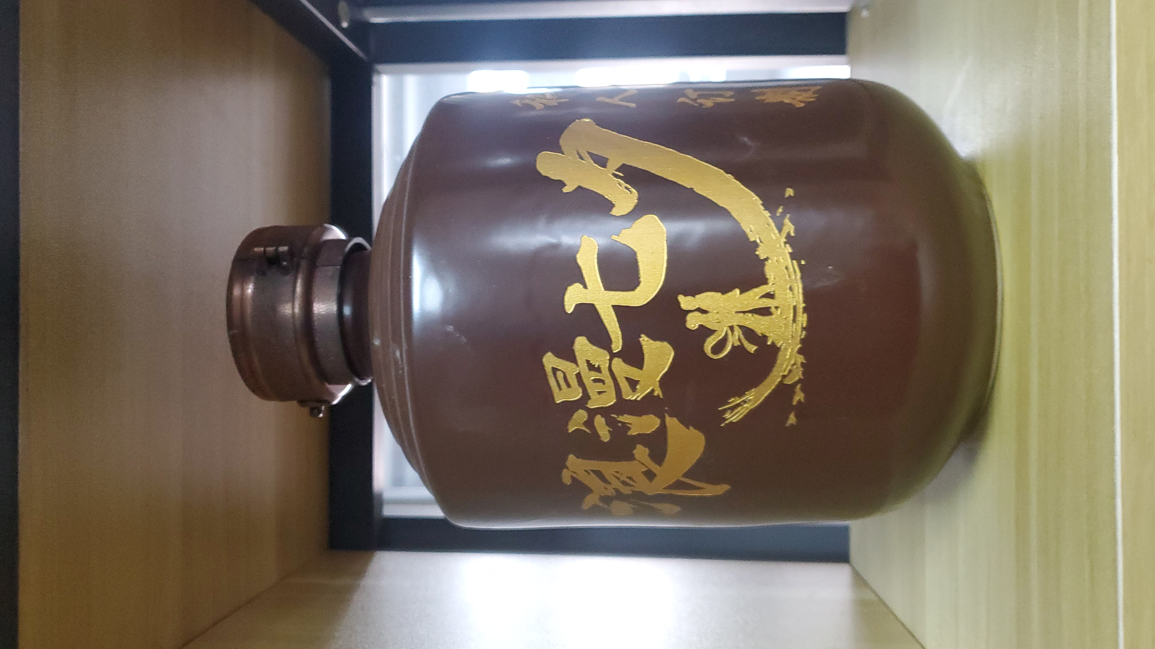 酒瓶的图案是如何雕刻的？